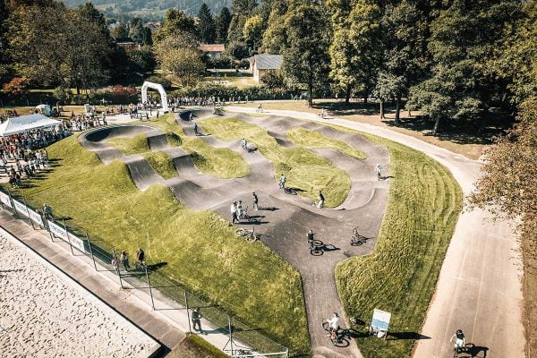 Eine Luftaufnahme von einer Pumptrack Anlage mit Mauptstrecke und Jumpline. 