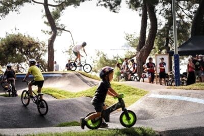 Qu’est ce qui fait un super terrain de jeu et pourquoi un pump track en fait partie ?
