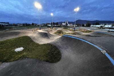 Ilumina tu pumptrack: más horas, más seguridad, más diversión