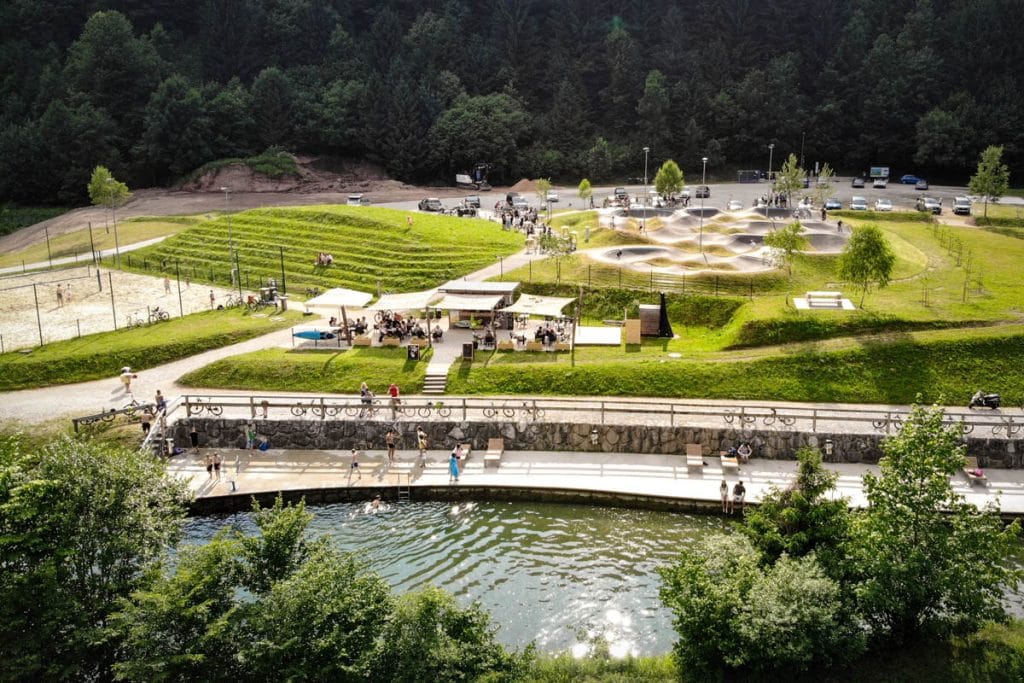 Žiri na kolesih in koleščkih: Otvoritev sodobnega pumptracka