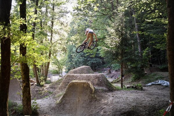 Dirt park Divjina / https://www.alliancease.com/wp-content/uploads/Alliance_Dirt-jumps_SI_Divjina_Foto-Ursha_005-600x400.jpg