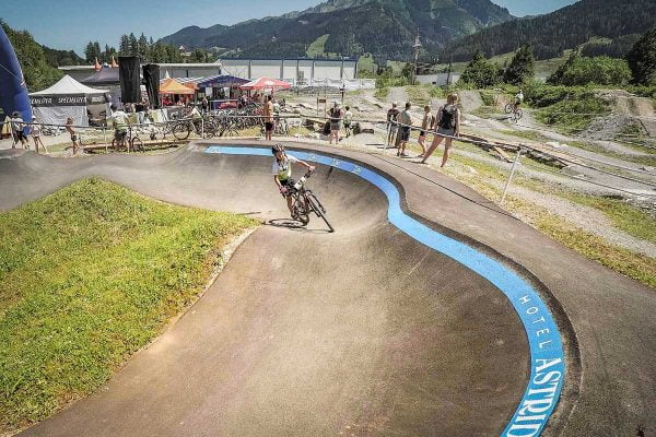 Ein Kind fährt durch den Pumptrack in der Bike Base Bruck