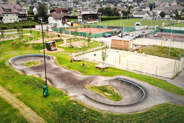 Pump track Marienkirchen / https://www.alliancease.com/wp-content/uploads/Alliance_Pumptrack_AT_Marienkirchen_Foto-Ursha_008-1-600x400.jpg