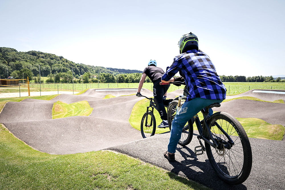 Pump track Mettersdorf / https://www.alliancease.com/wp-content/uploads/Alliance_Pumptrack_AT_Mettersdorf_Foto-Ursha_038_-1.jpg