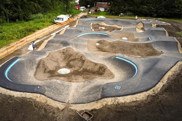 Pump track Scharnstein / https://www.alliancease.com/wp-content/uploads/Alliance_Pumptrack_AT_Scharnstein_13-4-web-600x400.jpg