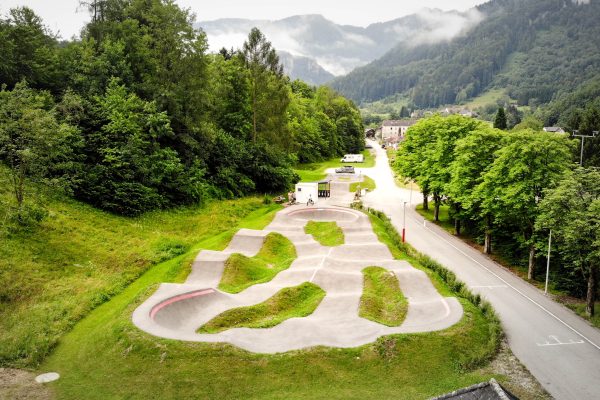 Pump track Ternberg / https://www.alliancease.com/wp-content/uploads/Alliance_Pumptrack_AT_Ternberg_Foto-Ursha_004-1-600x400.jpg