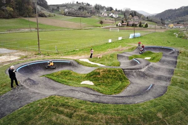 Pump track Desinić / https://www.alliancease.com/wp-content/uploads/Alliance_Pumptrack_HR_Desinic_Foto_Ursha_5-1-600x400.jpg