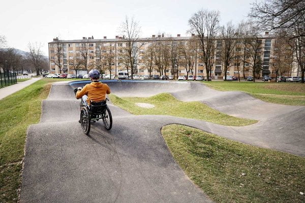 Pump track Ljubljana – Štepanjsko naselje / https://www.alliancease.com/wp-content/uploads/Alliance_Pumptrack_Ljubljana-Stepanjsko_Foto_Ursha_21-600x400.jpg