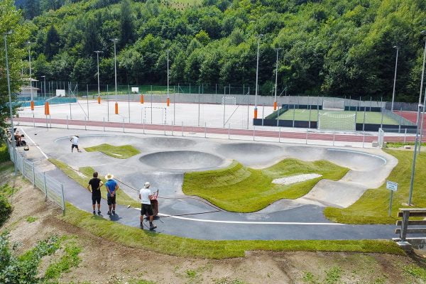 Pumptrack Železniki / https://www.alliancease.com/wp-content/uploads/Alliance_Pumptrack_SI_Zelezniki_5-600x400.jpg